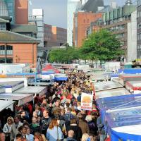 460_6999 Blick über die Marktstände des Fischmarkts in die Grosse Elbstrasse. | 